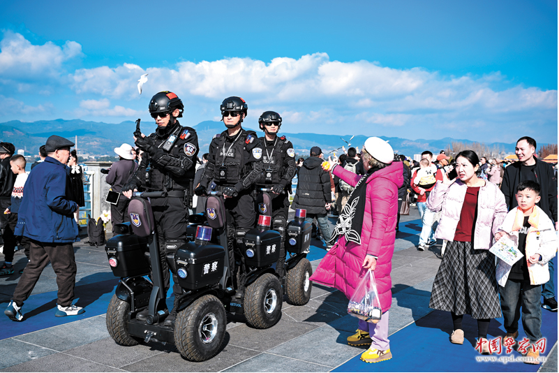 云南省昆明市公安局在海埂大坝开展&ldquo;警景相随&rdquo;主题宣传活动