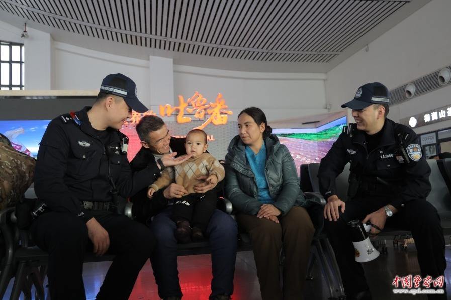 乌鲁木齐铁路公安局哈密公安处吐鲁番北站派出所组织民警辅警加强巡逻检查