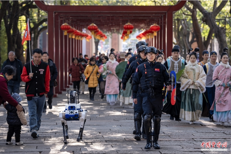 浙江省湖州市公安局南浔分局组织警力在南浔古镇景区开展智慧化日常巡防