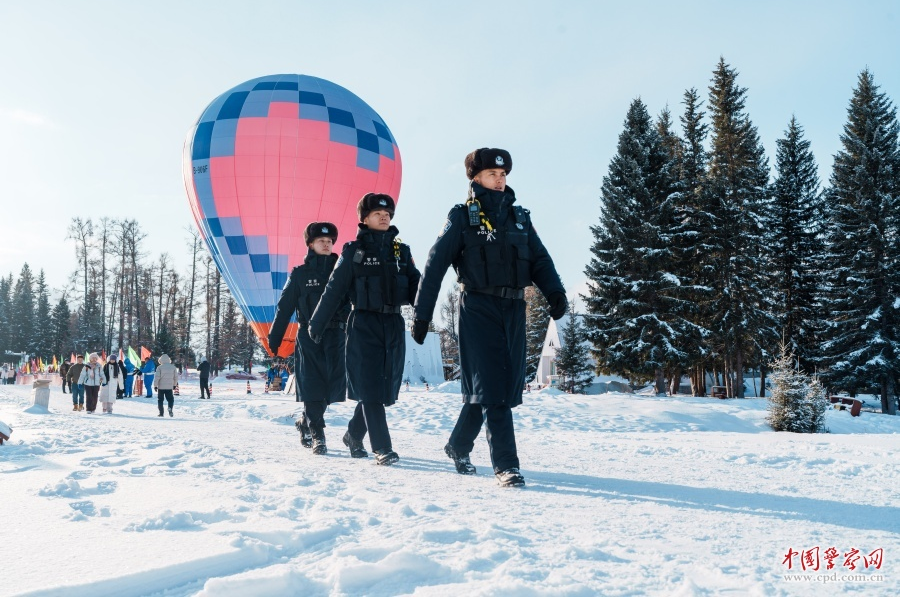 新疆出入境边防检查总站阿勒泰边境管理支队喀纳斯边境派出所民警开展冬季冰雪旅游季护航行动