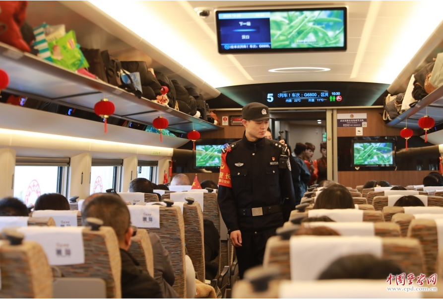 武汉铁路公安局武汉公安处乘警在列车内开展治安巡查。