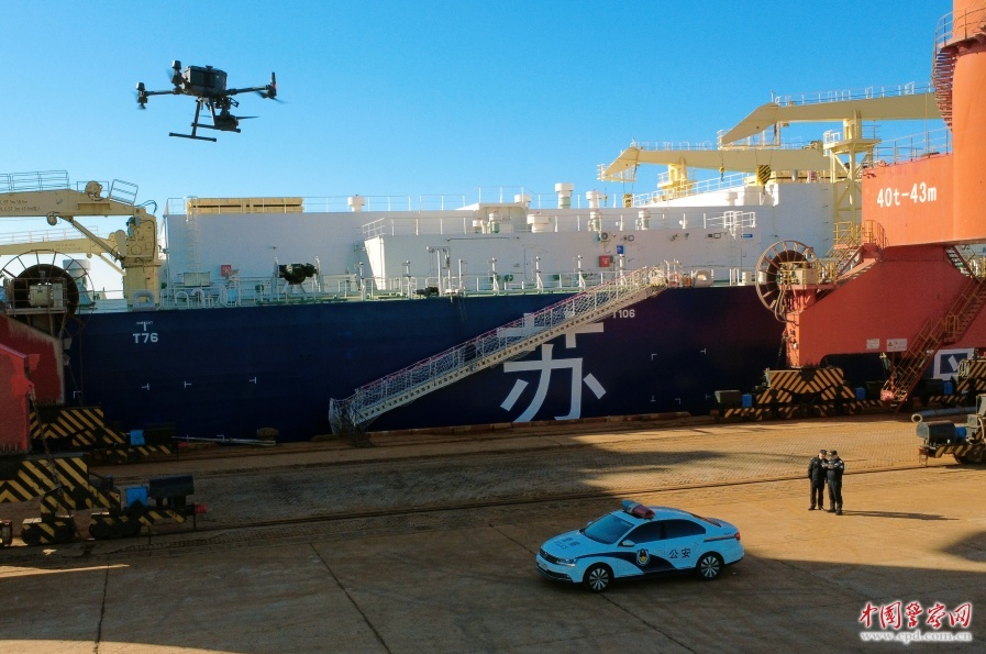 连云港市港航公安局赣榆港航大队民警利用警用无人机巡逻港区