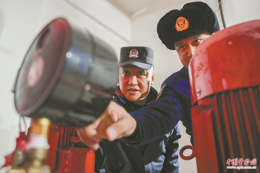 乌鲁木齐铁路公安局哈密公安处哈密站派出所联合相关单位对哈密火车站开展全方位安全检查，