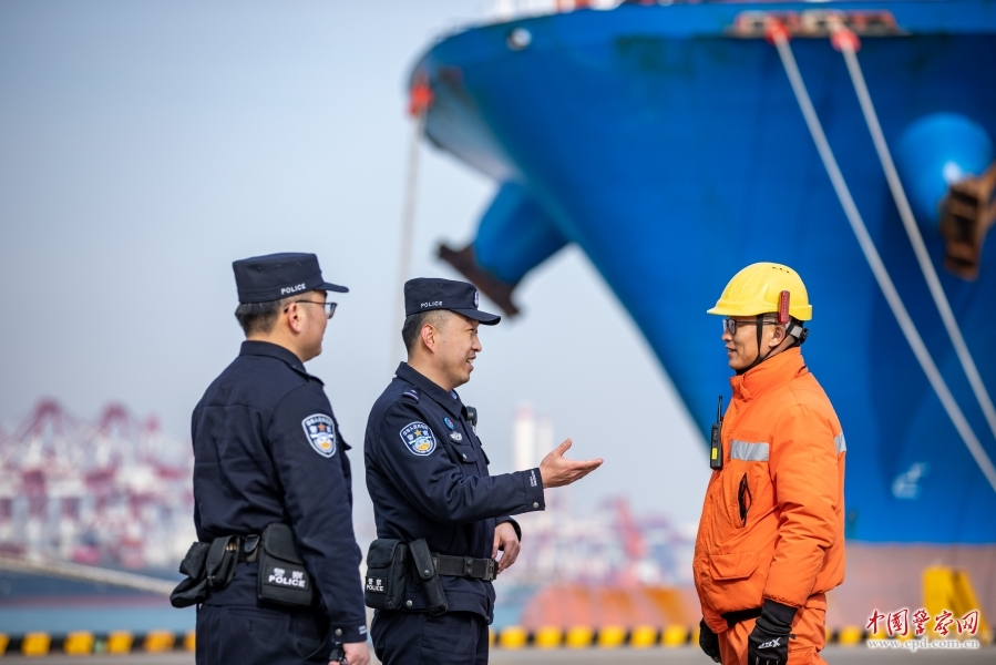 山东出入境边防检查总站黄岛边检站加强安全管控和高效服务，助力港口发展。