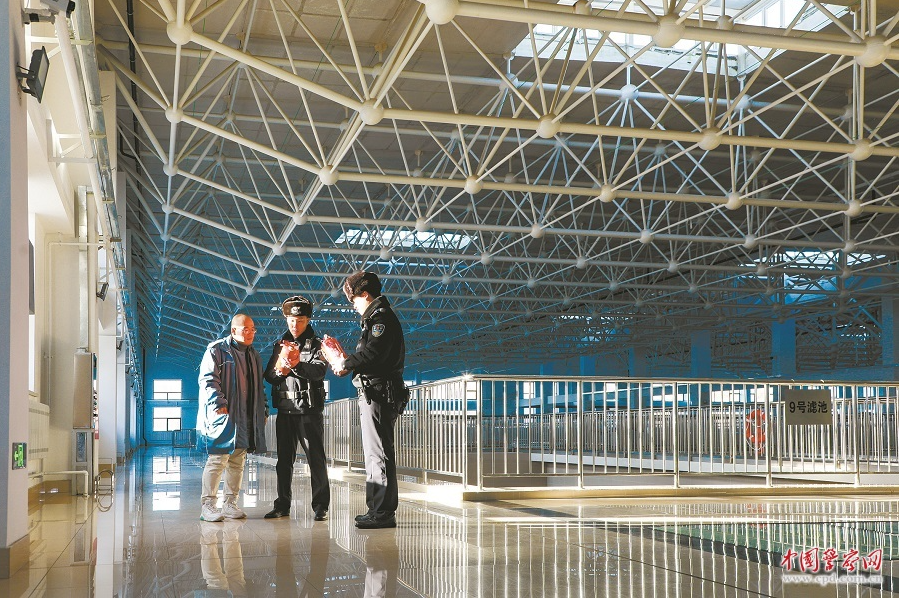 黑龙江省哈尔滨市公安局南岗分局清滨派出所组织警力对辖区重点单位开展安全检查