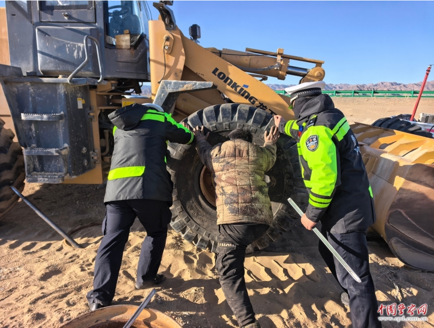 阿拉善右旗公安局交通管理大队曼德拉中队民警辅警合力更换轮胎