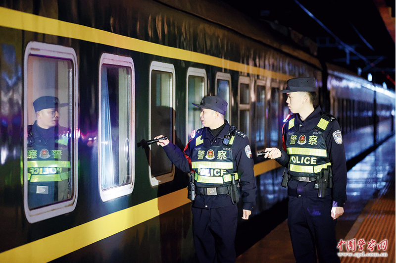 南宁铁路公安局柳州公安处民警开展安全检查