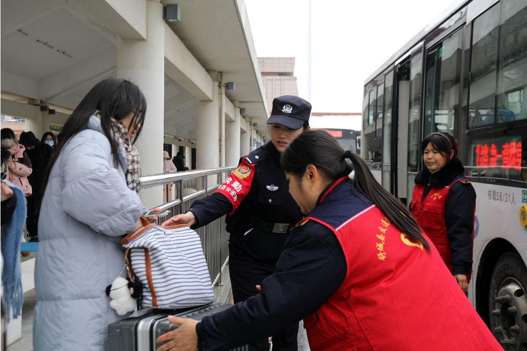 安徽省舒城县公安局千人桥派出所组织民辅警在舒城高铁东站出站口开展执勤巡逻