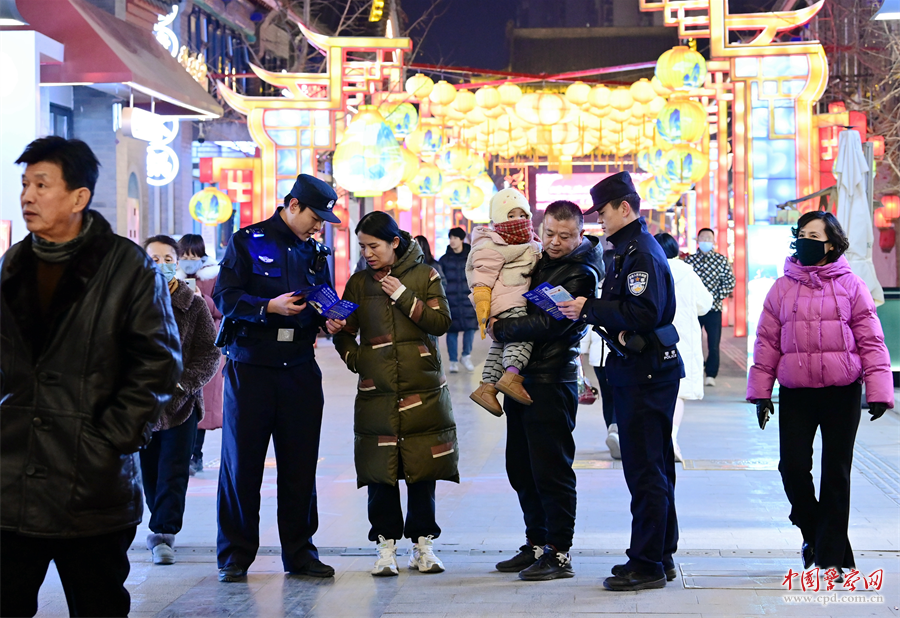 红蓝闪烁的警灯 是让人心安的光亮