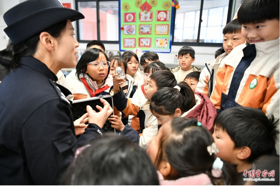 安徽省阜南县公安局禁毒大队组织民警辅警走进辖区中小学校禁毒宣传活动。