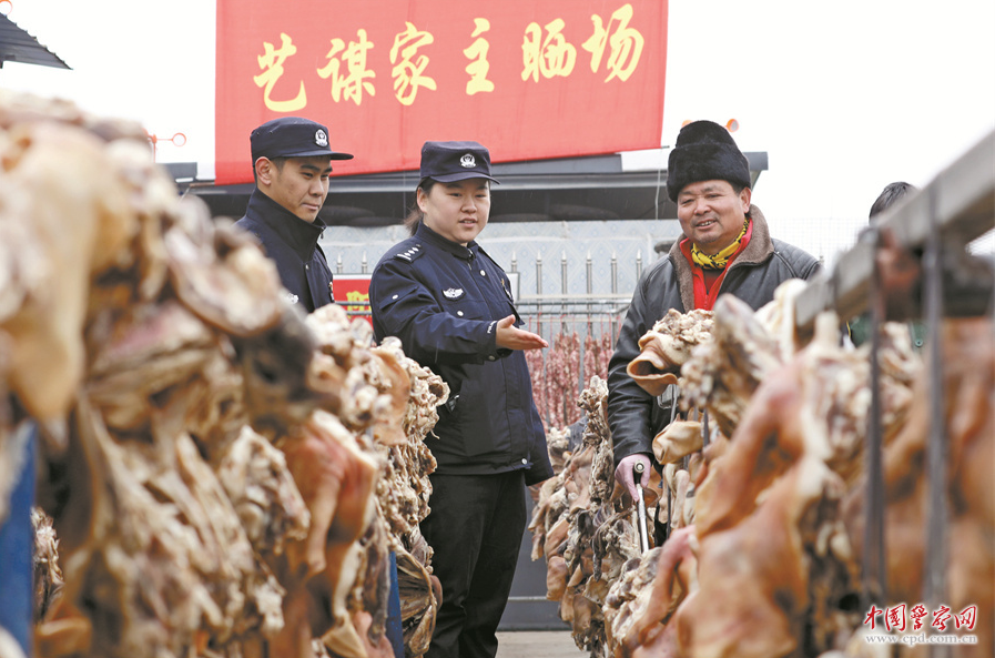 江苏省宝应县公安局山阳派出所组织民警向农户了解腊肉销售情况，宣传安全知识。