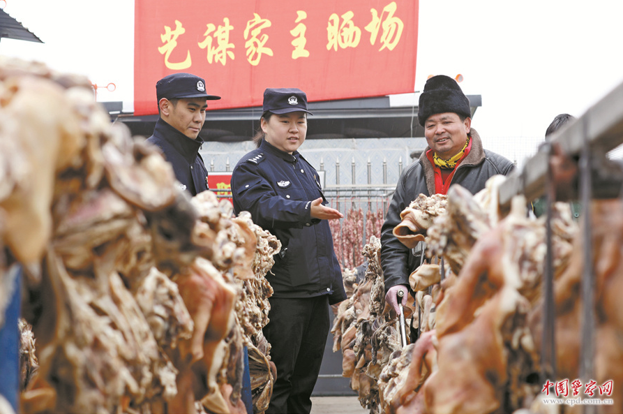 江苏省宝应县公安局山阳派出所组织民警深入辖区向农户了解腊肉销售情况