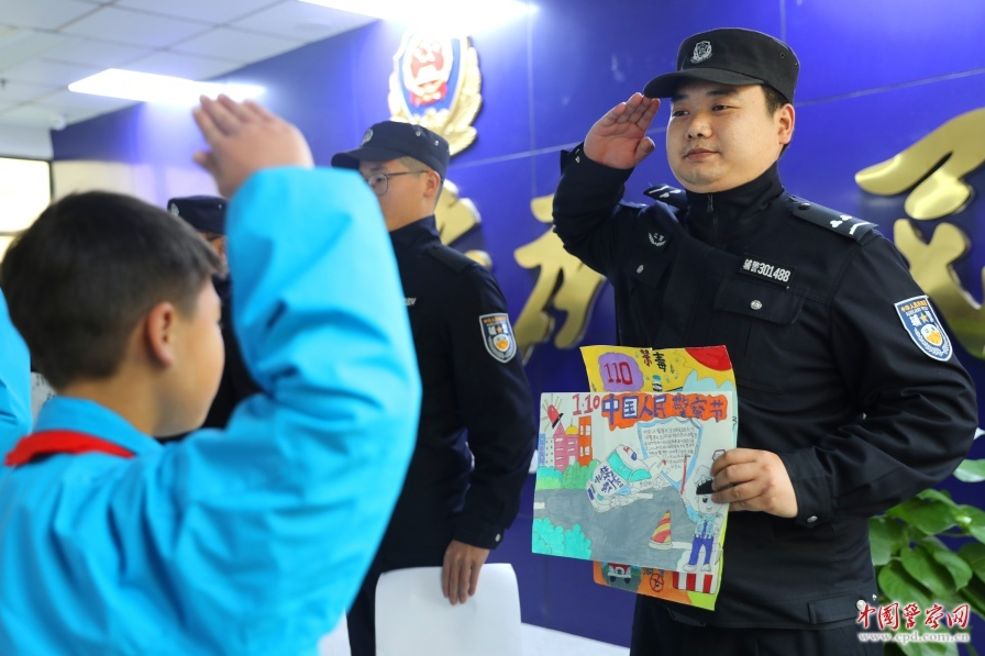 江西省吉安市公安局吉州分局站前派出所邀请辖区学校师生走进警营，举办了一场别开生面的警营开放日活动