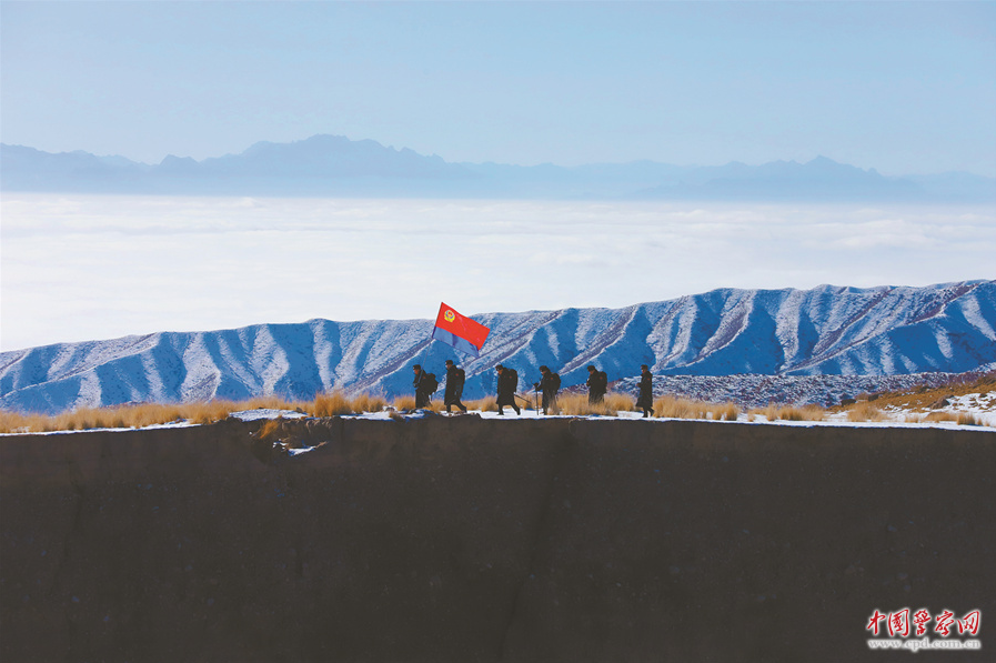 新疆出入境边防检查总站阿克苏边境管理支队吐木秀克边境派出所民警在边境一线开展巡逻踏查