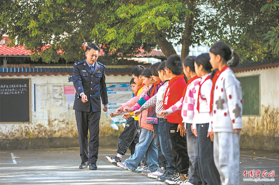 山东出入境边防检查总站黄岛边检站支教民警带领广西壮族自治区三江侗族自治县大滩小学学生进行队列训练