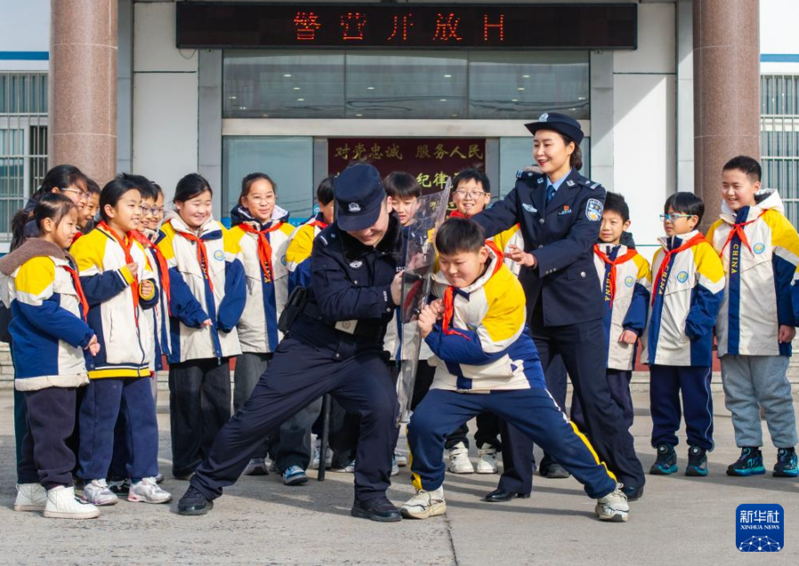 江苏省泰州市公安局海陵分局九龙派出所举行的警营开放日活动现场