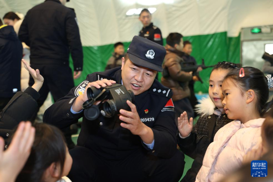 江苏淮安出入境边防检查站，民警给小朋友讲解警用装备使用知识