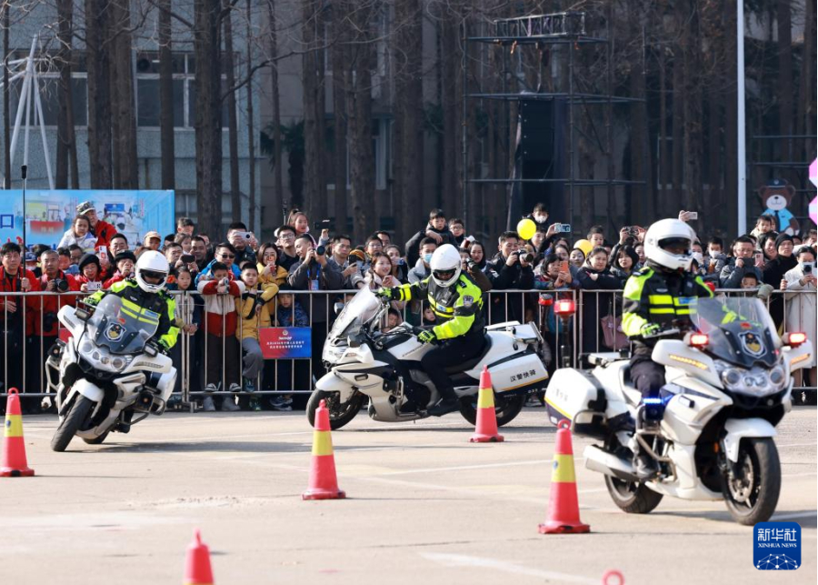 武汉交警汉警快骑在警营开放日活动现场为市民展示警务骑行技能