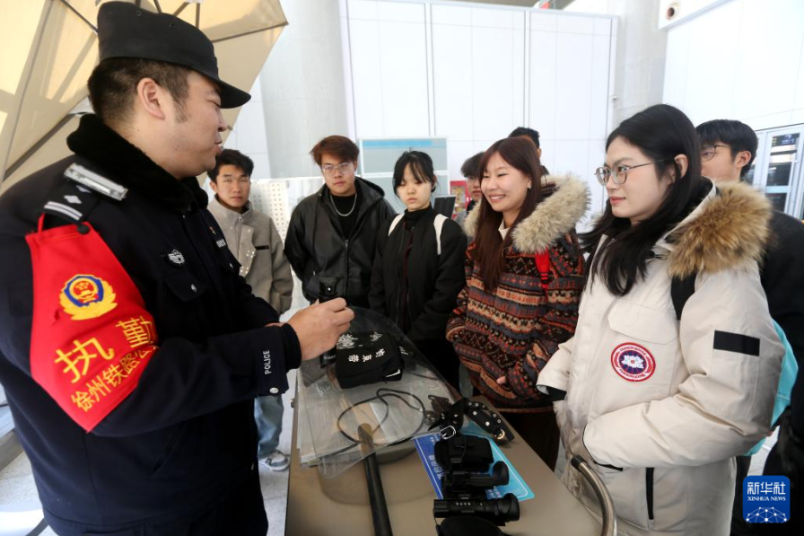 上海铁路公安局徐州铁路公安处连云港东站派出所举行的&ldquo;相约110 与警同行&rdquo;活动