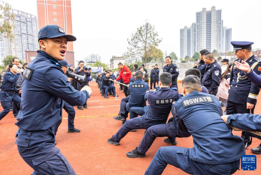 贵州省安顺市公安局参加拔河比赛