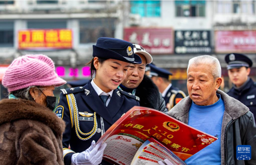 警察在贵州省黔西市水西广场为市民宣传防电信诈骗知识