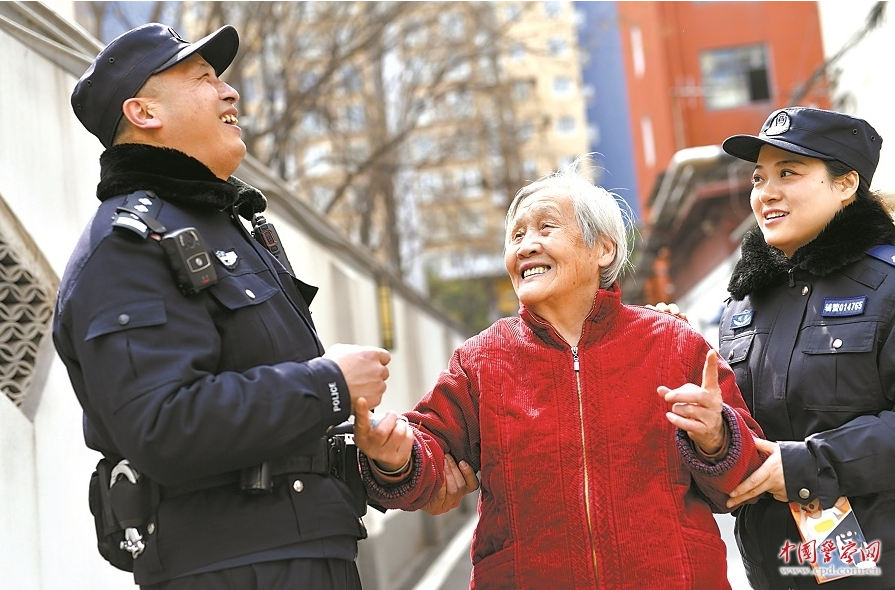 河南省郑州市公安局金水分局民警辅警走访辖区群众