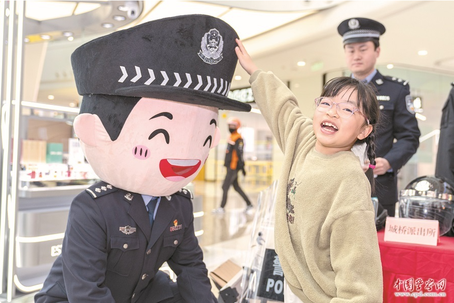 上海市公安局崇明分局城桥派出所民警与小朋友互动