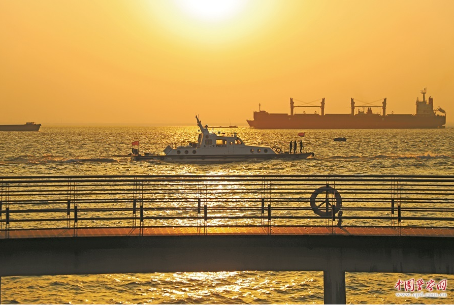 长江航运公安局南通分局组织民警到长江南通段五山水域开展巡逻检查