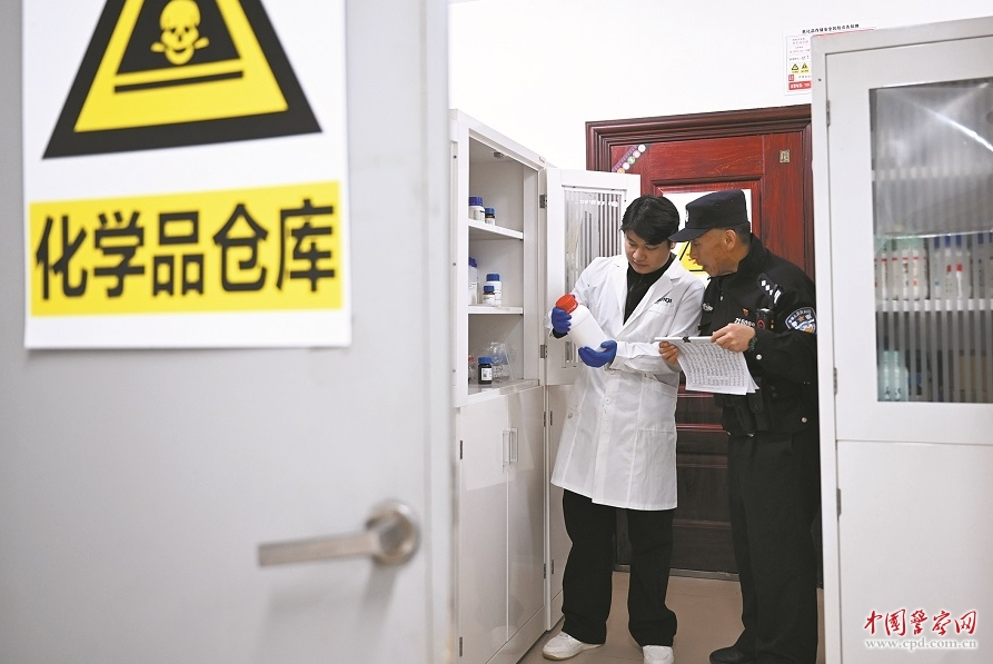 民警对该企业易制毒化学品的存储、管理、使用流向登记、出入库等情况开展检查