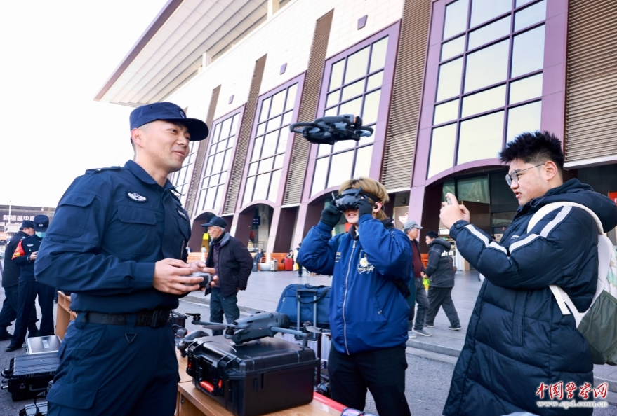 车站外的警营开放日