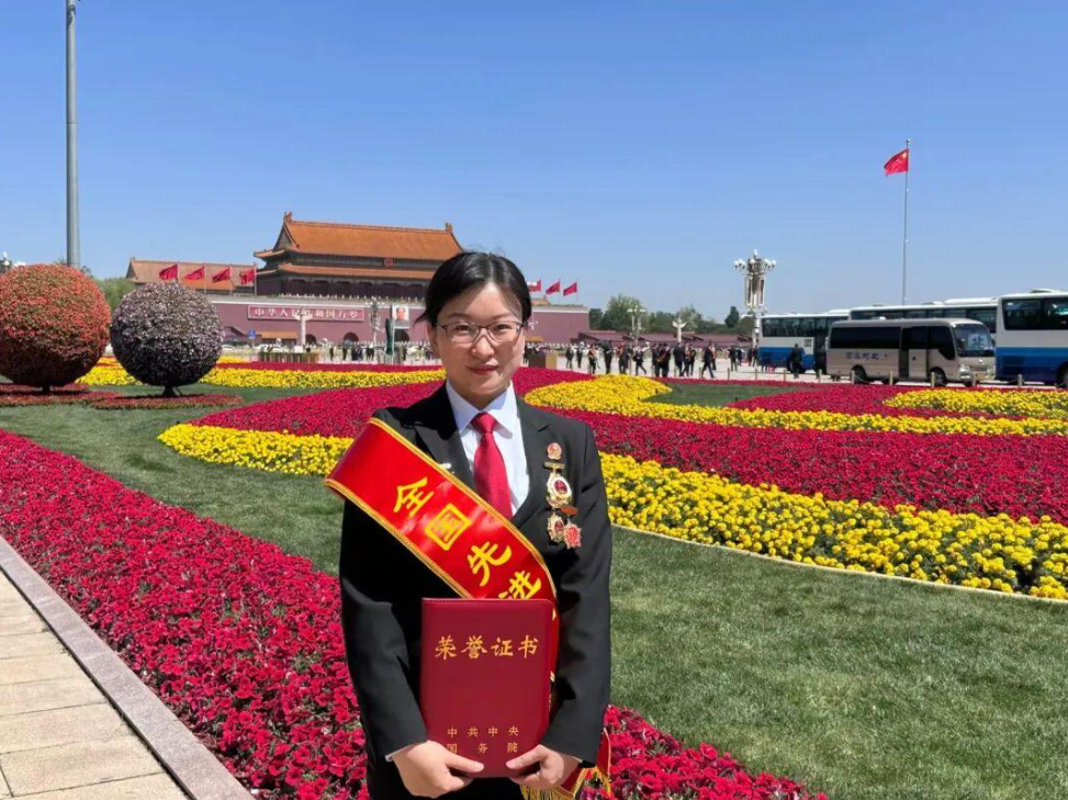 沙丽 杭州互联网法院（杭州铁路运输法院）副院长  互联网司法路上的&ldquo;e&rdquo;路玫瑰