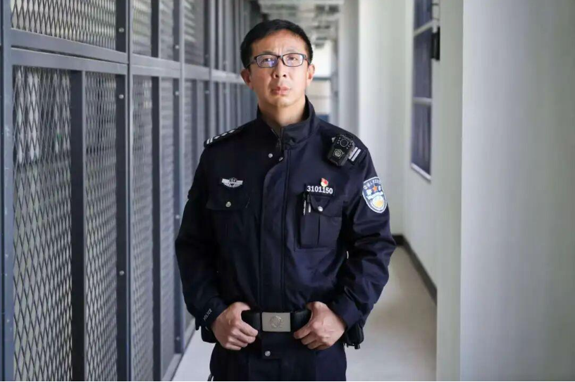 胡鹏 上海市提篮桥监狱二监区四级高级警长  高墙内暴力罪犯的&ldquo;人生导师&rdquo;