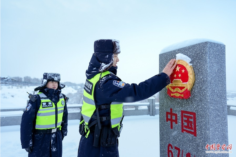 新疆出入境边防检查总站吉木乃边检站民警在严寒中巡逻