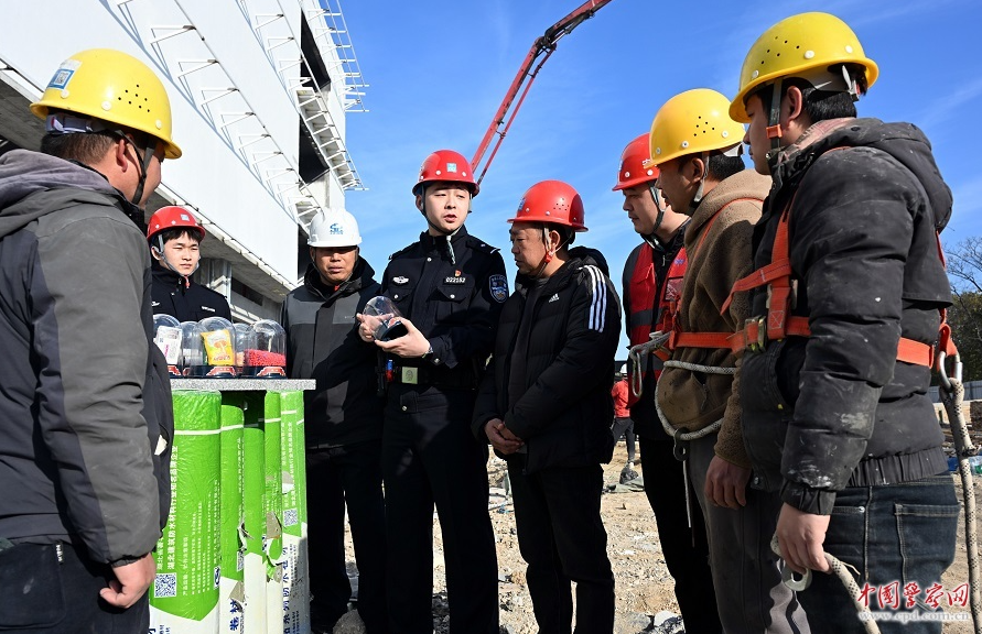 安徽省当涂县公安局姑孰派出所民警辅警向务工人员讲解如何识别毒品
