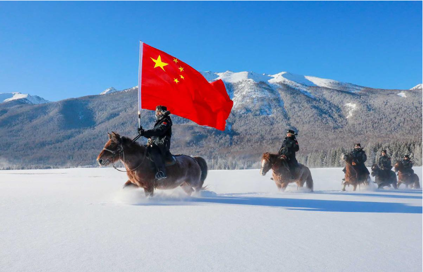 新疆出入境边防检查总站阿勒泰边境管理支队喀纳斯边境派出所马队巡护队开展巡逻踏查。