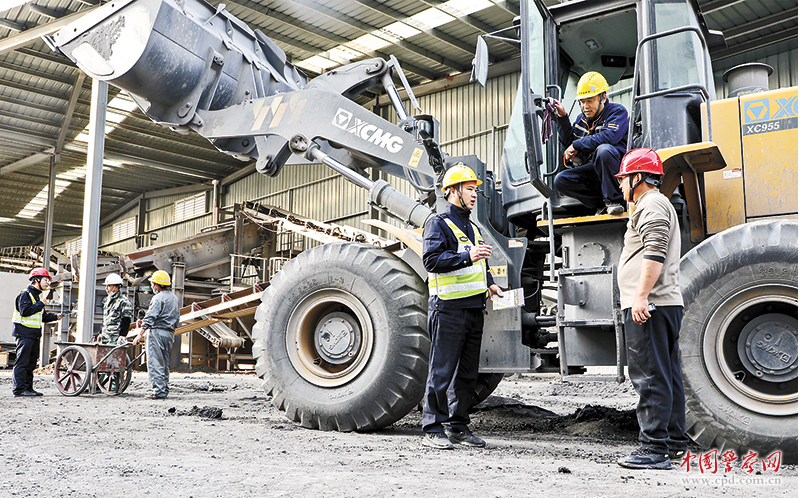 浙江省浦江县公安局交通管理大队民警辅警向运输车辆驾驶员开展交通安全宣传