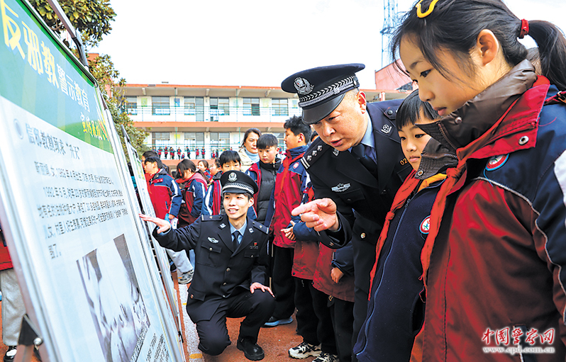 安徽省濉溪县公安局民警向学生讲解反邪教知识