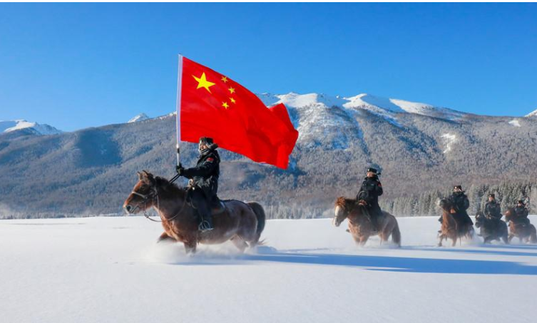 新疆出入境边防检查总站阿勒泰边境管理支队喀纳斯边境派出所马队巡护队冒着零下47℃的严寒开展巡逻。