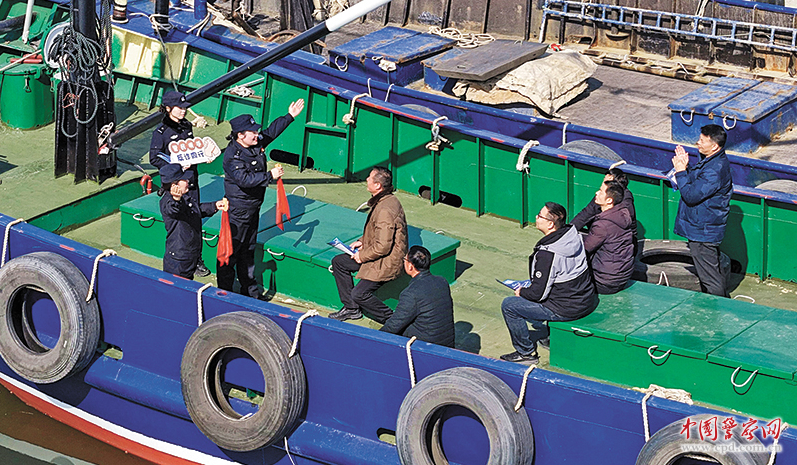 江苏省海安市公安局滨海新区派出所民警辅警走上渔船，向群众宣传防范电信网络诈骗知识
