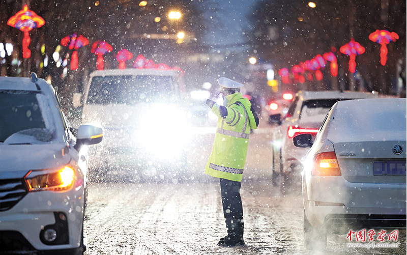 甘肃省正宁县公安局民警辅警在城区主要路口和易堵路段指挥疏导交通