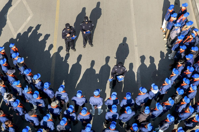 浙江省武义县公安局白洋派出所民警在一家企业进行反诈、安全生产等知识宣讲