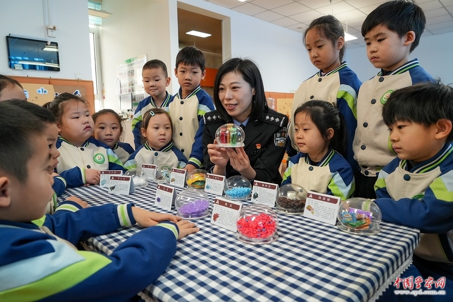 山东省济南市公安局市中分局民警进课堂讲禁毒