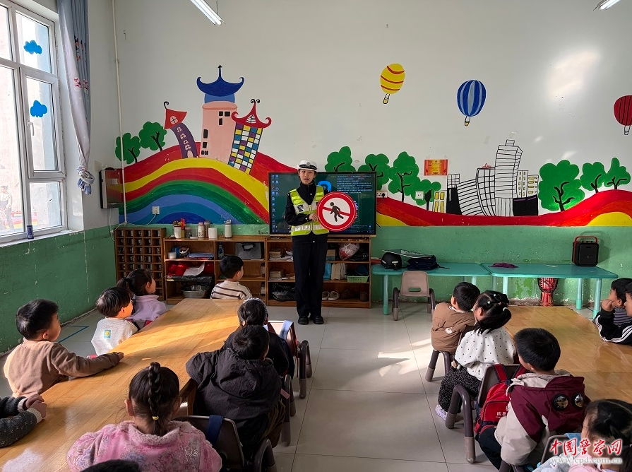 河北省邯郸市公安局交巡警支队冀南新区大队民警交通安全宣传进校园
