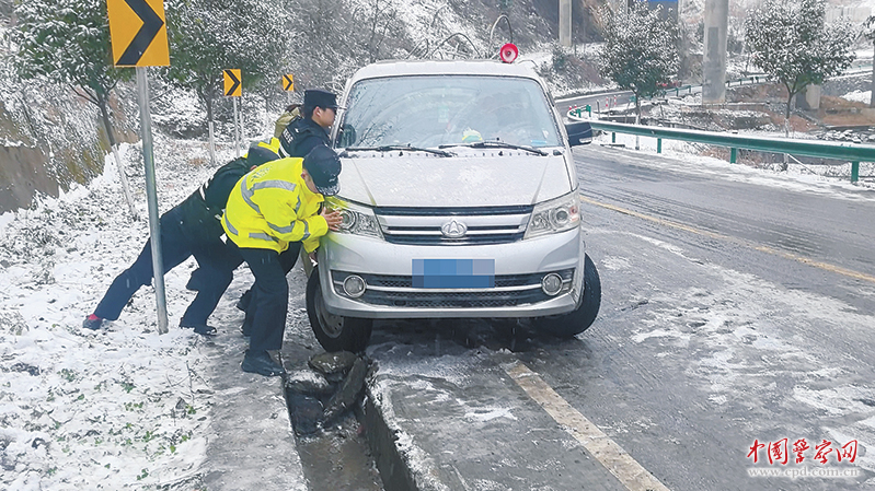 十堰：以雪为令 保障道路畅通有序