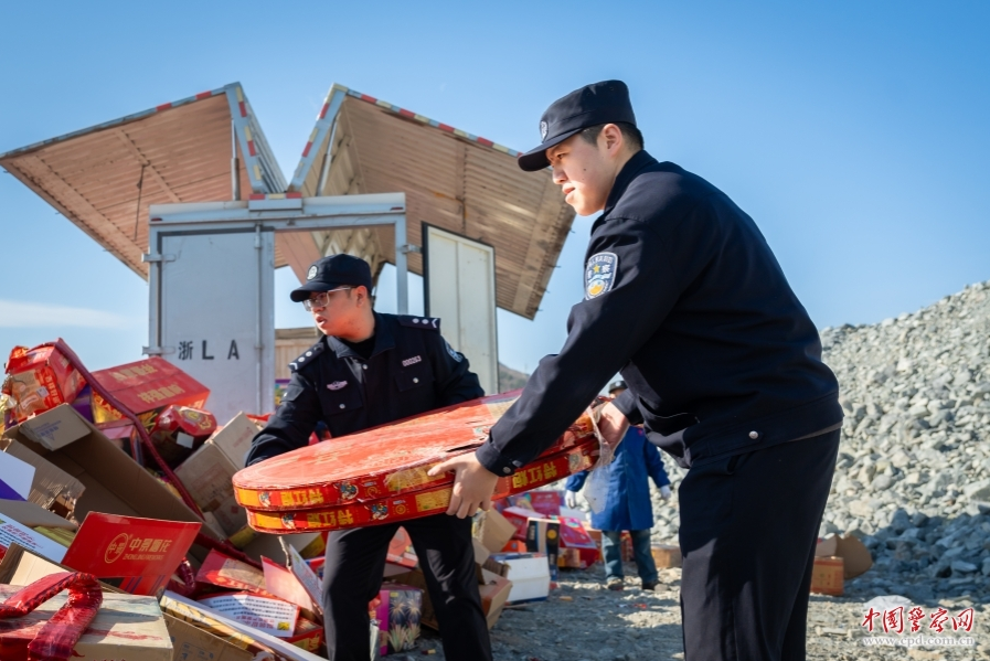 浙江省舟山市公安局定海区分局治安大队开展违规存放烟花爆竹集中销毁行动