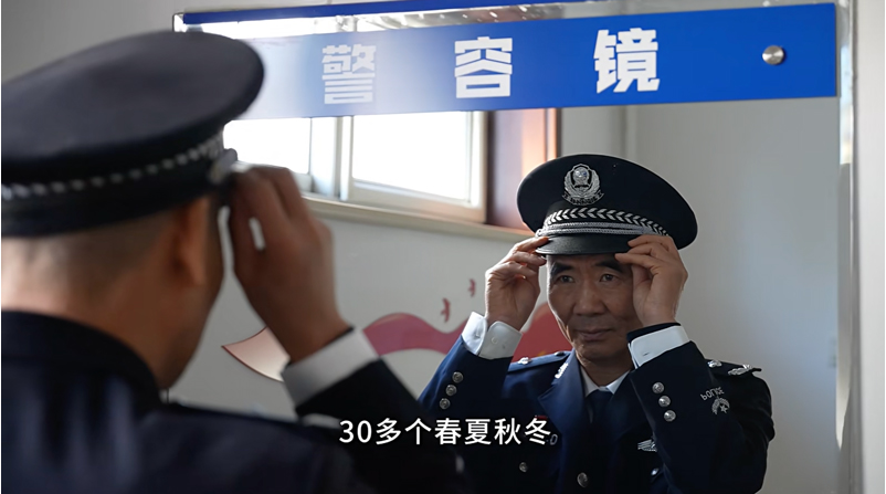 杨国建抚摸着警号，眼中满是不舍&hellip;&hellip;