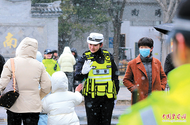 浙江省湖州市公安局南浔区分局民警辅警在辖区主要路口执勤，维护群众出行安全