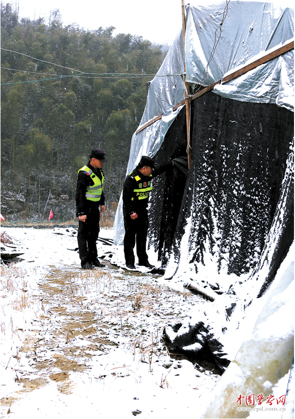 安徽省宁国市公安局霞西派出所民警冒雪到辖区种植户大棚走访