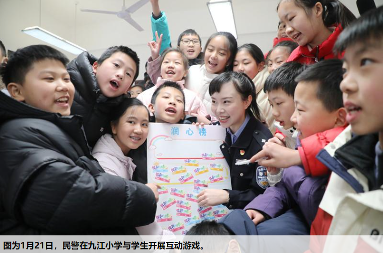 江西省九江市公安局组织民警走进辖区校园向学生普及交通安全知识，开展反诈宣传