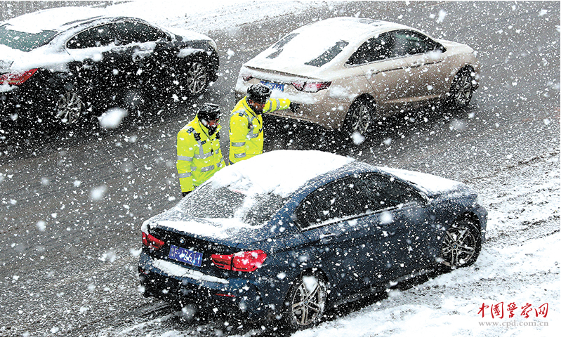 山东省烟台市公安局交管支队民警辅警加强路面交通指挥疏导